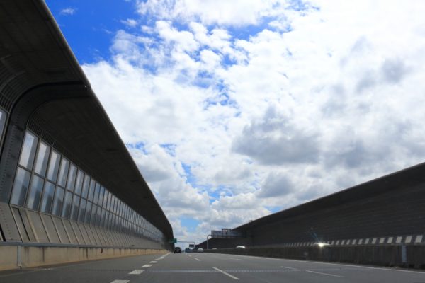 高速道路の防音壁は光触媒のセルフクリーン効果で綺麗する